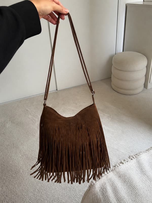 Sac tenu à la main, photo générée