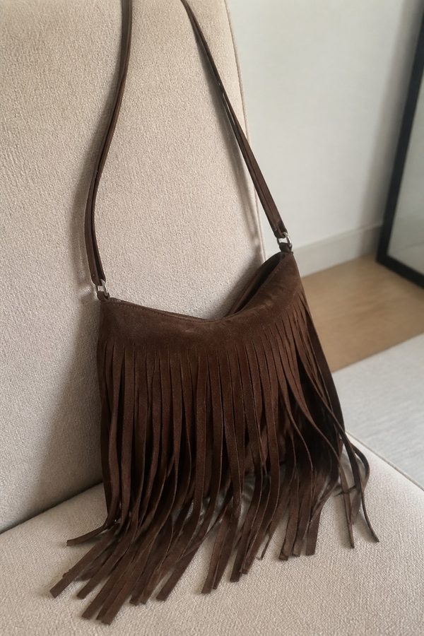 Sac posé sur un fauteuil, photo générée