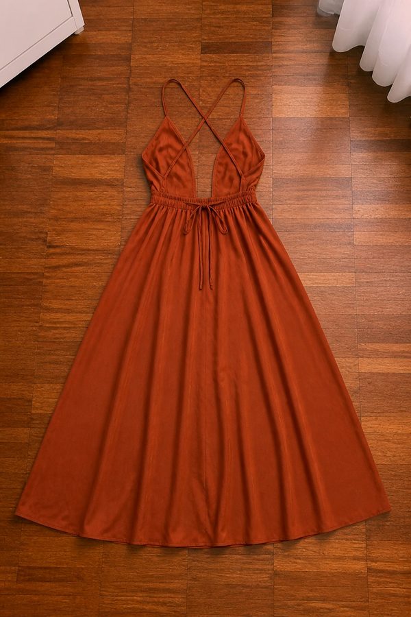 Robe posée à plat sur un parquet, photo générée de dos