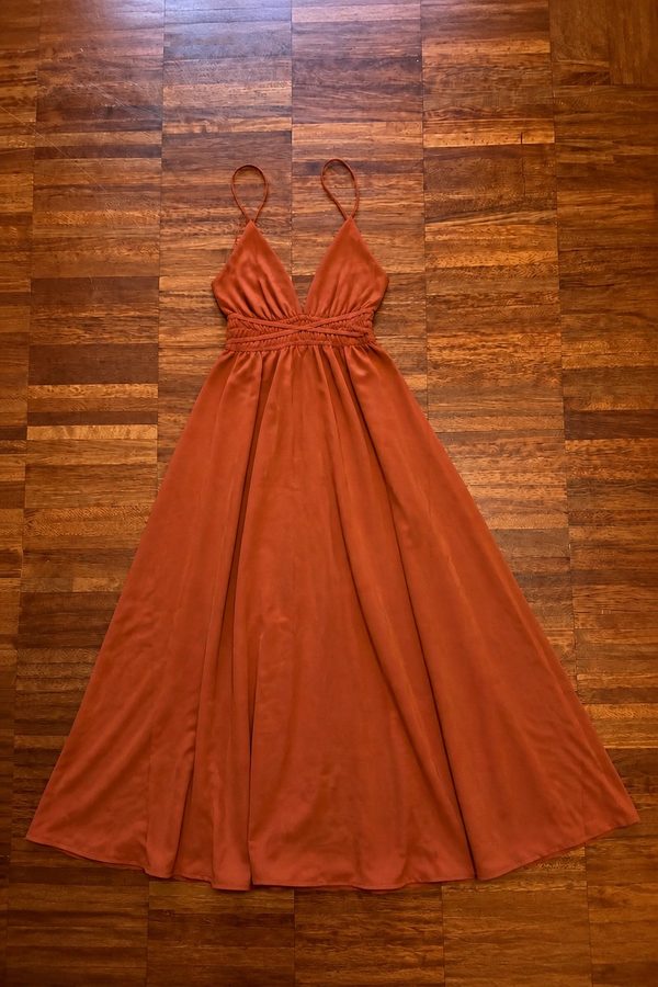 Robe posée à plat sur un parquet, photo générée de face